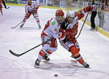 Alexis D Áoust (rechts) brachte die Eispiraten am Freitag gegen Selb mit seinem Treffer zum 1:2 ins Spiel zurück. 