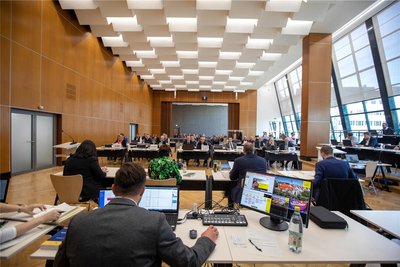 Im sanierten Ratssal steht allen Räten ein Internetzugang zur Verfügung, über den Unterlagen abgerufen werden können.