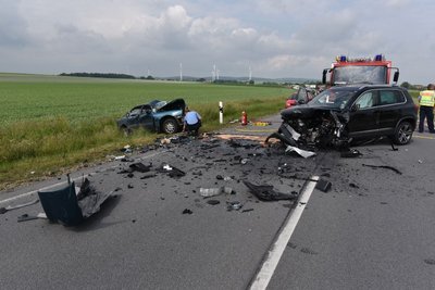 Bei einem schweren Unfall auf der B 6 bei Reichenbach in der Oberlausitz ist am Donnerstagnachmittag ein Mann tödlich verunglückt.
