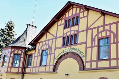 Blick auf die sanierte Vorderfront des historischen Gebäudes aus dem Jahr 1905. Das Fachwerk wurde bestmöglich erhalten, Schadstellen ausgetauscht und so der gewohnte Anblick aus Richtung Schützenstraße beibehalten.