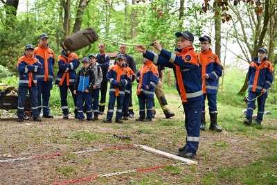 Die Mitglieder der Jugendfeuerwehr aus Hartmannsdorf beim Fangleinenzielwurf.