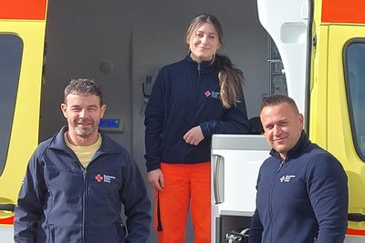 Freiwilligendienstleistende Sarah Pigger (Mitte) gemeinsam mit Rettungswachenleiter Roy Friedemann (links) und dem Leiter Rettungsdienst des DRK, Lutz Kolod.. Foto: André Kleber