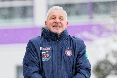 Warm anziehen! Pavel Dotchev leitet seit Montag wieder das Training beim FC Erzgebirge. 