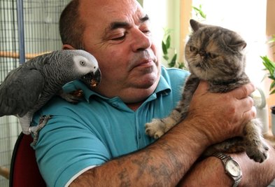 Züchter Joachim Altherr aus Marienberg mit Coco und Beauty: Der Graupapagei könnte zum Star der großen Ziergeflügel- und Exotenschau von Freitag bis zum Sonntag in Olbernhau werden.