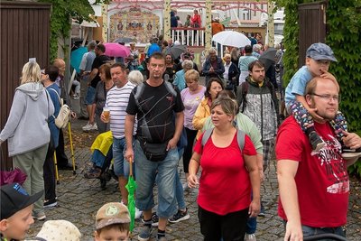 Festgetümmel auf dem Hof und im Bärengarten von Schloss Wildeck.