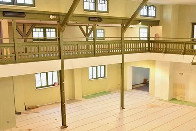 Ein Blick ins Halleninnere von der Galerie. Die Farbe Lindgrün ist mit dem Denkmalschutz abgestimmt. Erhöhte Geländer und vorspringende Träger sind zwei Tribute beim Hallenumbau an Sicherheits- und Statik-Auflagen.
