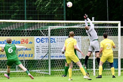 In dieser Szene kann Nick Nürnberger im Tor des SV Mülsen St. Niclas parieren, insgesamt aber musste er gegen Neukirchen aber sieben Mal hinter sich greifen.