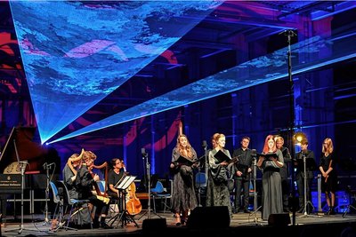 Mit dem Ticket für eine CD-Produktion beim Deutschlandradio Kultur aus Schwarzenberg abgereist: The Muses' Fellows aus Hamburg bei ihrem "Nachtklang"-Auftritt in der Halle des Porsche Werkzeugbaus in Schwarzenberg.