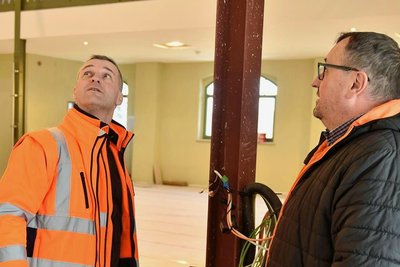 Bürgermeister Rico Schmidt (links) und Bauamtsleiter Mario Beine bei einem Rundgang.