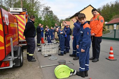 Welche Gerätschaften im Ernstfall gebraucht werden, erläuterten die Mitglieder der Jugendfeuerwehr aus Königshain.