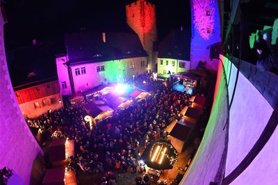 Blick in den rappelvollen Innenhof zur Schlossweihnacht in Rochlitz. Am Samstag kamen schon etwa 3000 Besucher.