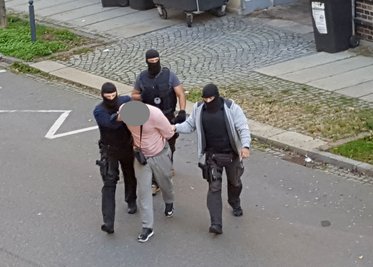 Polizisten durchsuchten am Donnerstag eine Chemnitzer Wohnung und nahmen einen Tatverdächtigen fest.