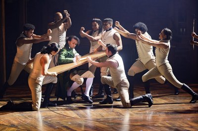 Benét Monteiro als Hamilton und mehrere Tänzer in "Hamilton"