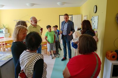 Der Reichenbacher Oberbürgermeister Henry Ruß hatte sich auch in „Wichtelhausen“ umgeschaut und mit Besuchern gesprochen.