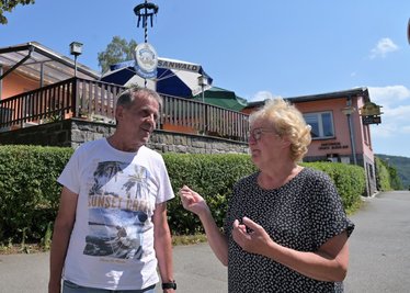 Frank Scholze, der Vorsitzende des Kleingartenvereins "Glück auf", bedauert, dass das Vereinsheim (hinten), auch Kürbisschenke genannt, Ende des Jahres schließt. Veronika Auerswald geht in den Ruhestand. 