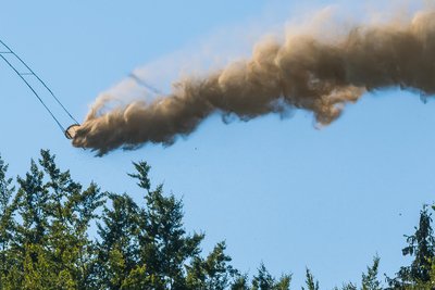 Ein Hubschrauber bringt Kalk über einem Waldstück im mittleren Erzgebirge aus.