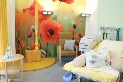 Kreißsaal: In beiden Kreißsälen stehen ein Entbindungsbett und verschiedene Hilfsmittel zur Verfügung, sodass die Schwangere entsprechend ihres Wohlbefindens verschiedene Positionen einnehmen kann.