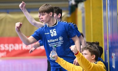 Aues B-Jugend um Toni Leuschner (Trikotnummer 55) besiegte Cottbus und belegt in der Regionalliga derzeit Rang 7 im Elfer-Feld. 