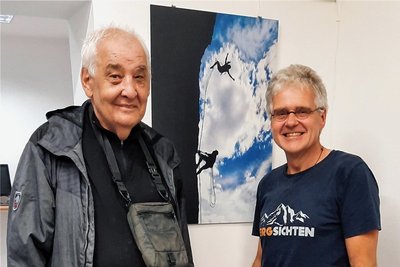 Im August traf Frank Meutzner (re.) Karel Vlcek beim Bergfilmfestival in Teplice nad Metuji. Zum ersten Mal stellt er jetzt in Dresden 40 seiner besten Fotos in Deutschland aus. 