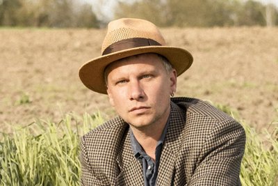 Robert Stadlober singt am 1. Juni Texte von Kurt Tucholsky im „Café Taktlos“.