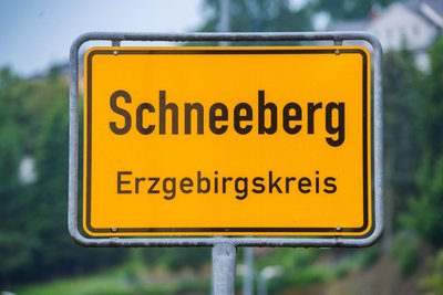 Steht bald „Bergstreitstadt“ auf dem Ortsschild von Schneeberg?