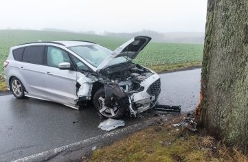 Durch den Aufprall wurde das automatische Notrufsystem im Fahrzeug ausgelöst. 