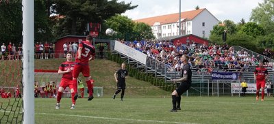 Wirklich unter Druck geriet die Zwickauer-Lok-Abwehr um Felix Matthaeus (hier beim Kopfball) gegen Oberfrohna nur selten. 