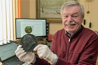 Udo Becker sammelt als Münzfreund auch Medaillen von Friedrich Wilhelm Hörnlein. Der Freiberger hat sich mit der Biografie des in Dresden und Muldenhütten arbeitenden freischaffenden Künstlers und angestellten Medailleurs beschäftigt. Porträtmedaillen zählen zu den geschätzten Arbeiten, wie diese vom Künstler Oswald Haberland.