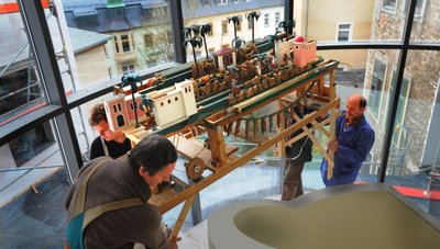
              <p class="artikelinhalt">Eine aufwändige Prozedur war der Transport dieses Weihnachtsbergs über eine Wendeltreppe in die künftige Ausstellung. </p>
            