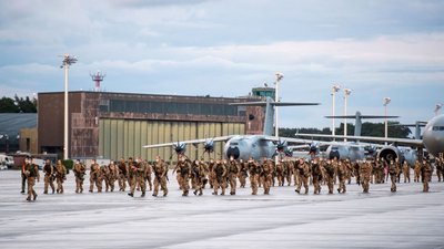 Nach Beendigung der Luftbrücke steigen Soldaten der Bundeswehr auf dem niedersächsischen Stützpunkt Wunstorf aus Flugzeugen.