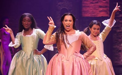 Ivy Quainoo als als Eliza (v.l.), Chasity Crisp als Angelica, und Mae Ann Jorolan als Peggy in "Hamilton"