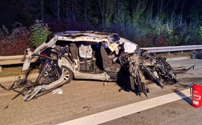 Das Wrack des VW Touran.