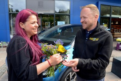 Edeka-Markleiter Ronny Kadelke überreicht an Susann Blank den Schlüssel für ihren metallicblauen VW ID3.