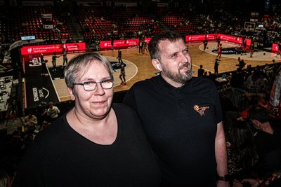 Stephan Klose mit seiner Lebensgefährtin Jenifer Rhoden beim Heimspiel der Niners gegen Oldenburg am vergangenen Samstag.