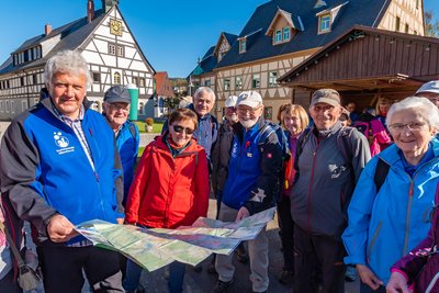 Vor dem Start in Olbernhau zeigten die Wanderleiter den Streckenverlauf auf einer Karte.