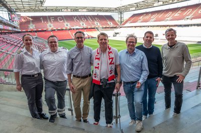 Marc Stentenbach (m, mit Schal) wurde im Stadion das Leben gerettet.
