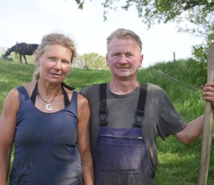 Synke und Kay Bohne auf ihrem Hof in Stollsdorf. Die beiden und ihr kleines Team lieben die Arbeit in der Natur und mit den Tieren.