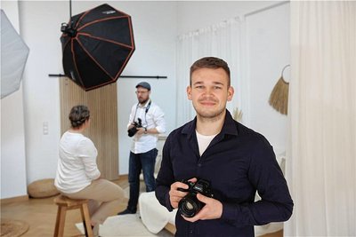 Am Dienstag soll das neue Fotostudio in der Chemnitzer Innenstadt eröffnen. Im Bild: Robin Mihalyi von Baby Smile. 