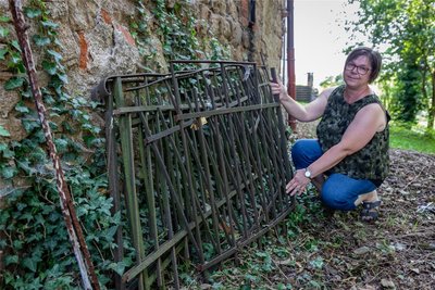 Ein Teil der historischen Treppengeländer des Witwenpalais soll zukünftig an der sanierten Fluchttreppe einen Platz finden. Für die restlichen Geländer hat Ortsvorsteherin Annett Groh andere Pläne.
