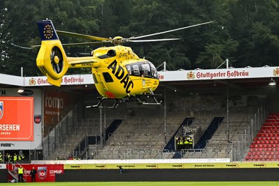 In Heidenheim landete ein Hubschrauber, nachdem ein Zuschauer über den Zaun gestürzt war. (Archivbild)