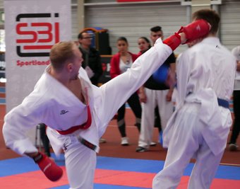 In der Klasse minus 75 Kilogramm führte auch in diesem Jahr kein Weg an Noah Bitsch (links / Sportcenter Bushido Waltershausen) vorbei. Bitsch, der im Kumite-Einzel bereits Vizeweltmeister und Europameister wurde, galt auch bei den Deutschen Meisterschaften in Chemnitz als großer Favorit in seiner Gewichtsklasse und hat diesen Ruf verteidigt. Der mehrfache Deutsche Meister holte erneut Gold. Das ist sein 19. Titel Deutscher Meister im Kumite Einzel.