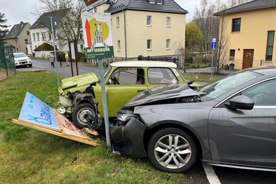 Auf der Kreuzung Dorf-/Braunsdorfer Straße hatte ein Peugeot einem Trabant die Vorfahrt genommen.