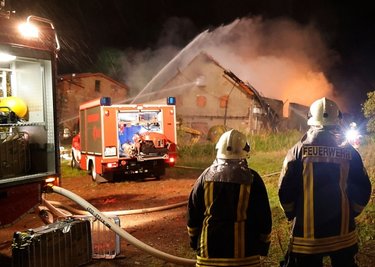 Die Scheune, in der Heu lagerte, stand vollständig in Flammen, als die Feuerwehr eintraf.