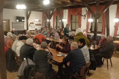 Schnappschuss von Vereinschef Knut Scheiter. Die in Tellerhäuser gestrandeten Gäste im Dorfhaus: Die Menschen aus NRW hatten einen Busunfall.