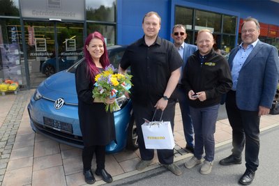 Die Gewinner Susann Blank und Tobias Schürer (links) mit Edeka-Marktleiter Ronny Kadelke sowie Marcel Rudolph und Olaf Weißenborn von Ferrero.