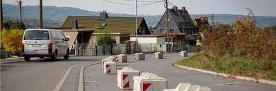 Mit Betonklötzen sind die bislang nicht vermieteten Stellplätze in der Gustav-Haubold-Siedlung in Falkenau blockiert. Die Stadt folgte damit einer Forderung von Stellplatz-Mietern.