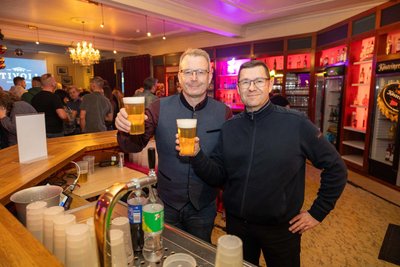 Zur Weihnachtsdisco im Tivoli Freiberg hatten Landrat Sven Krüger (l.) und GSM-Geschäftsführer Holger Scheich drei Stunden Lang ausgeschenkt. Der Erlös wurde gespendet.