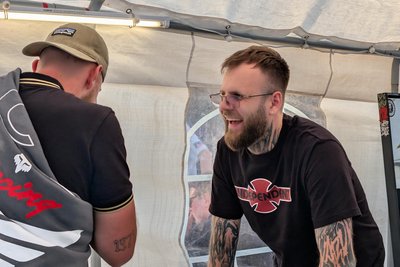 Mirus (r.) berät einen Interessenten zu den Tattoos.