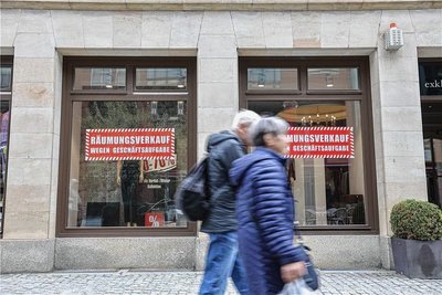 Nur ein paar Schritte weiter schließt hingegen ein Geschäft. Bei der Boutique Sabine läuft der Räumungsverkauf. 