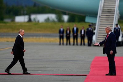 US-Präsident Donald Trump (r) begrüßt den russischen Präsidenten Wladimir Putin auf der Joint Base Elmendorf-Richardson in Alaska.